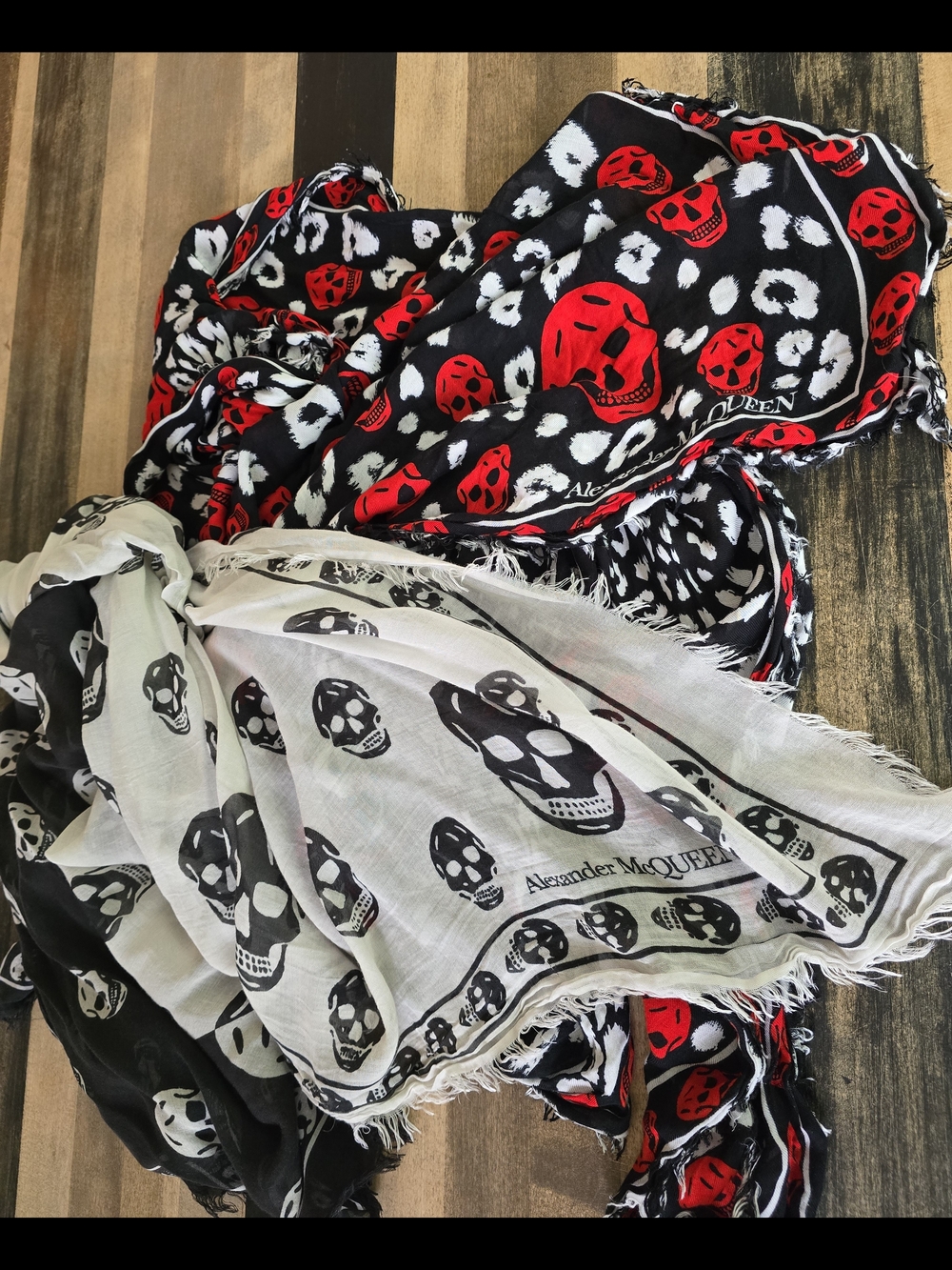 Alexander McQueen Black and Red Skull Print Scarf - Picture 2 of 6
